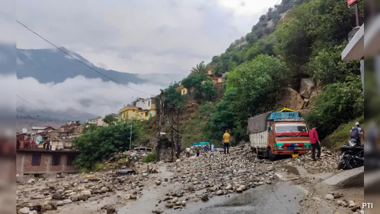 जम्मू-कश्मीर में बारिश का कहर! बाढ़ से डोडा के ठाठरी मार्केट में तबाही, किश्तवाड़ में लैंडस्लाइड