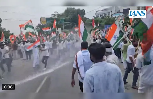 पटना में मचा बवाल, पुलिस ने RJD के मार्च को रोका, तेजस्वी यादव हिरासत में